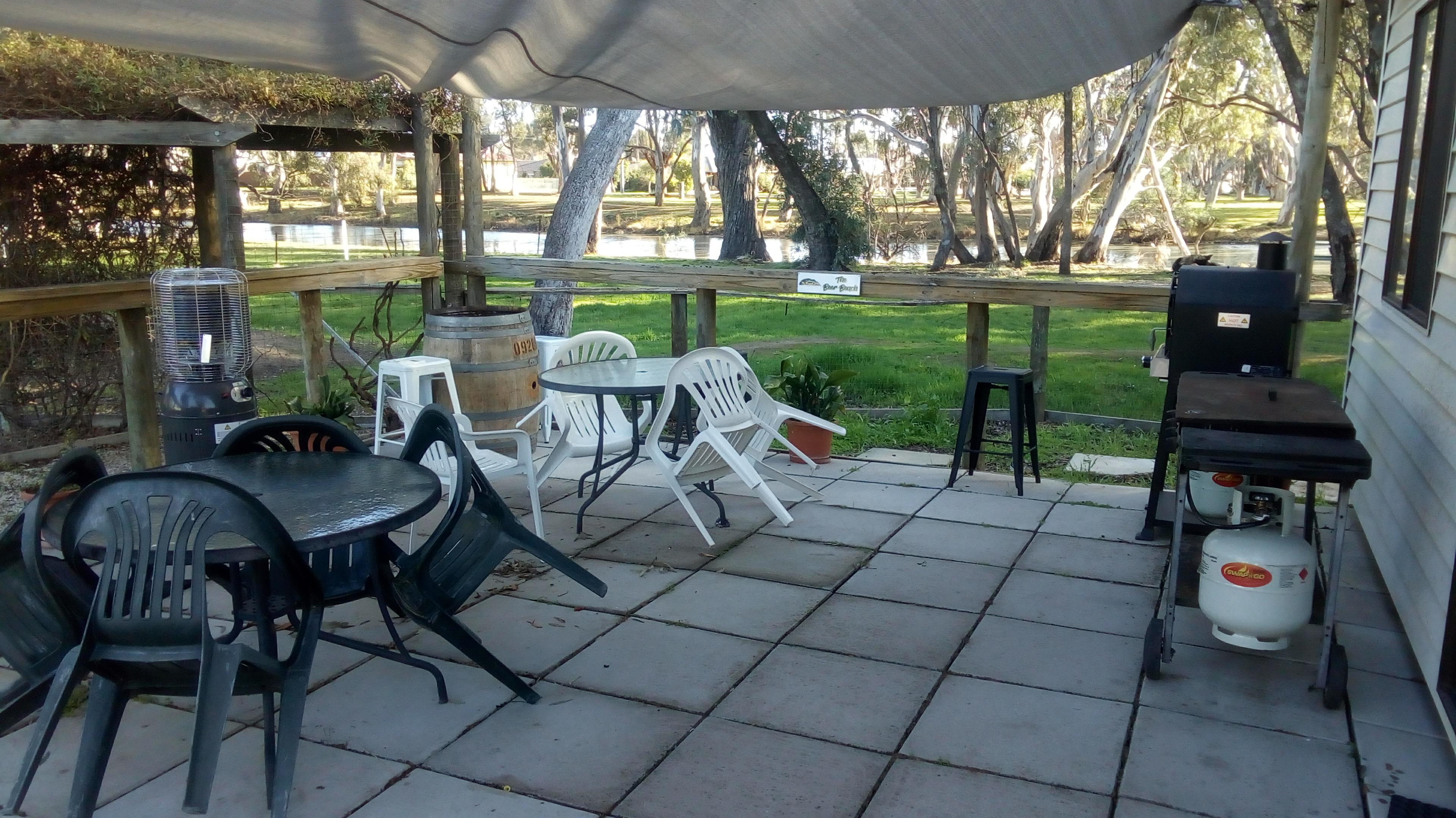 Warrack Motel - Facilities - Outdoor Dining 2
